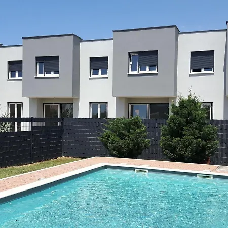 Apartment In Near Sandy